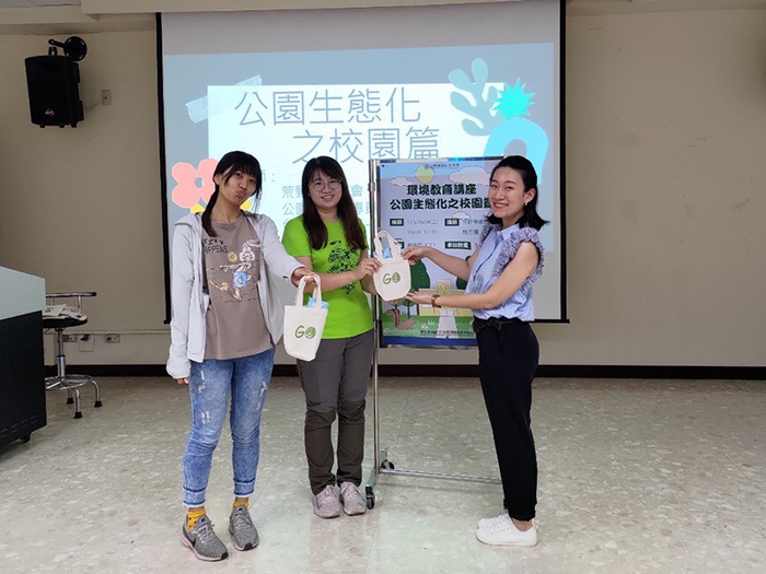 Semester 1, Academic Year 111 Environmental Education Seminar - Ecological Parks on Campus 111/10/4(2)Image