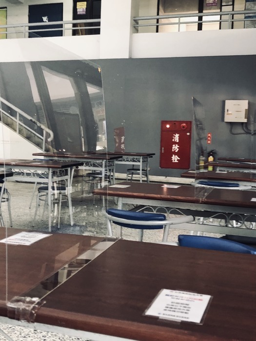【勞作教育組】本校學生餐廳採室內保持1.5公尺距離，保持一定距離,你我安心圖片