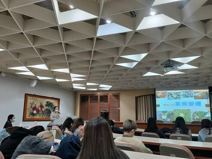 Semester 1, Academic Year 110 Environmental Education Seminar 