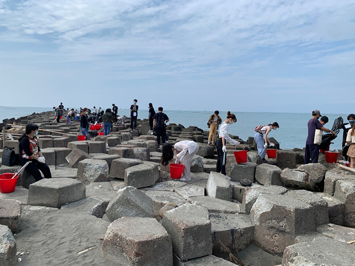111 First Semester of Academic Year 111 Love the Sea and Protect the Clean Beach Activity 111/10/15(Sat)Image