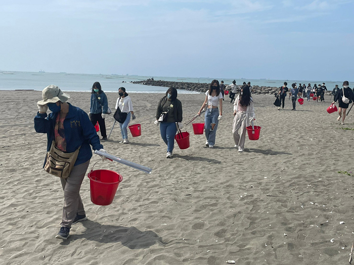 111 First Semester of Academic Year 111 Love the Sea and Protect the Clean Beach Activity 111/10/15(Sat)Image