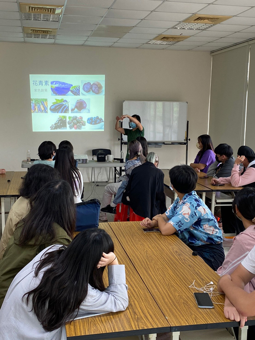 First Semester of Academic Year 110 - 110 Academic Affairs Featured Theme Project - Dyeing Fabric Thoughts 110/10/26 (II)Image