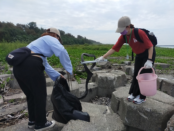 Semester 2, Academic Year 110, Seminar 111/03/21(Mon), Beach Cleaning Activity 111/03/26(Sat)Image