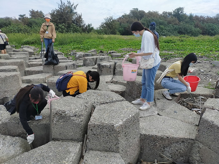 Semester 2, Academic Year 110, Seminar 111/03/21(Mon), Beach Cleaning Activity 111/03/26(Sat)Image